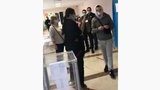 Избиратель в Украинке сфотографировал бюллетень, порвал его и хотел бросить в урну. ВИДЕО