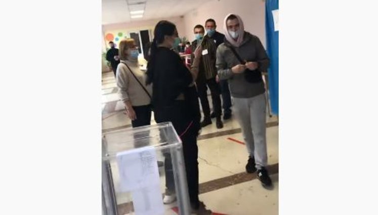 Виборець в Українці сфотографував бюлетень, порвав його і хотів кинути в скриньку. ВIДЕО