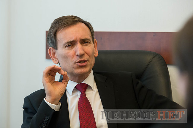Представник президента в КСУ Федір Веніславський: Я не відкидав би й конспірологічної теорії, що закон про люстрацію був потрібен більше не Україні 03
