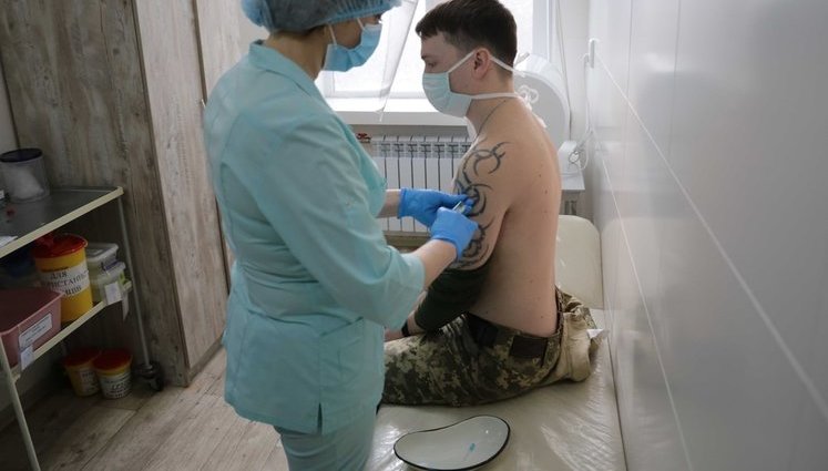 Ежедневно в Украине от COVID-19 нужно вакцинировать 100 тыс. человек, иначе будет очень плохо, - академик НАН Комиссаренко