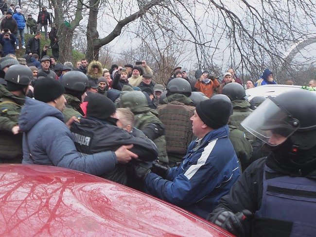 Protesters keep blocking police van with Saakashvili inside, construct barricade 13