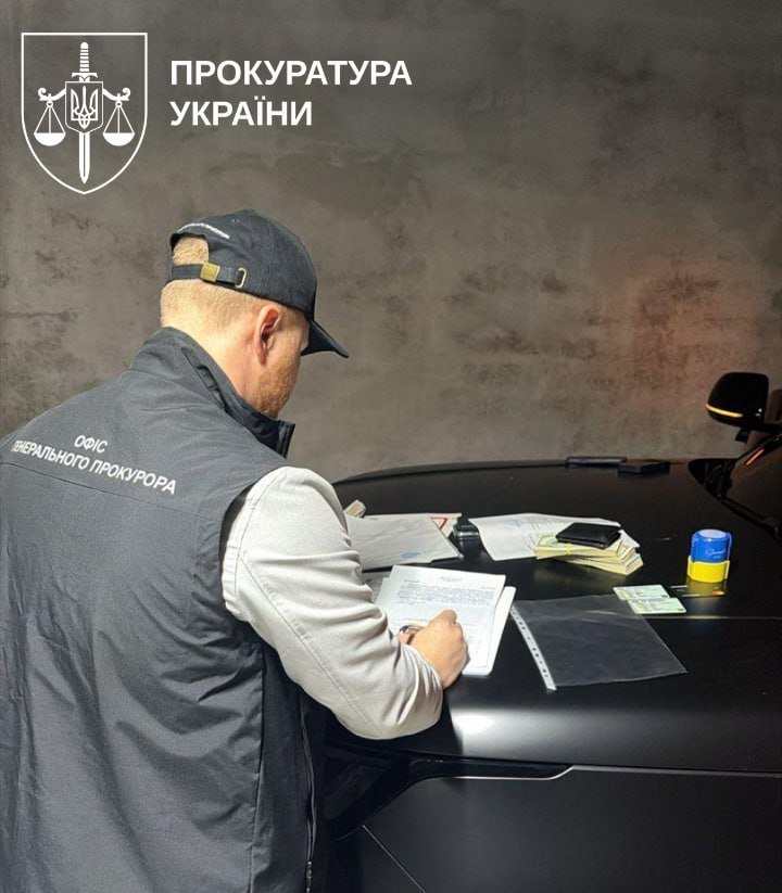 Працівник СБУ попався на хабарі у 34 тисячі доларів