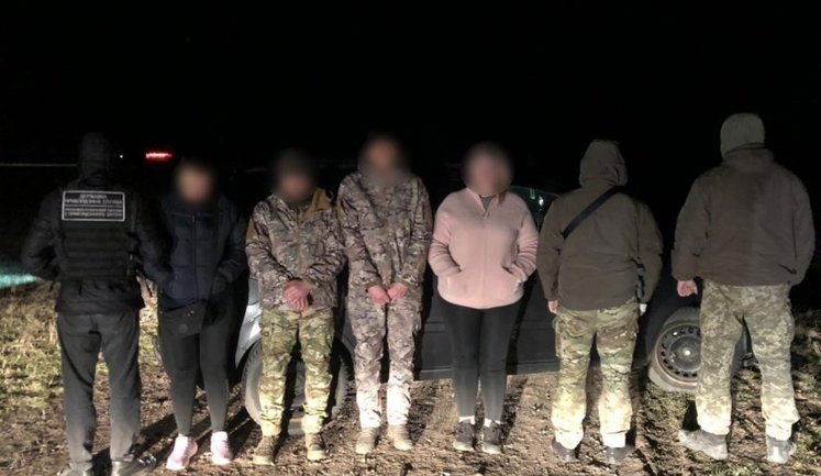 Жительница Одесской области пыталась переправить тандем "липовых" военных за границу. ФОТО