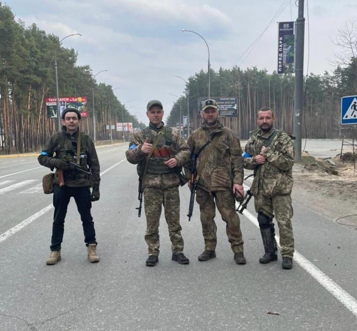 Група добровольців і Олександр (крайній зліва), співробітник СБУ