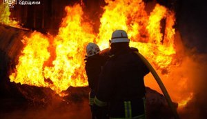 Унаслідок атаки РФ на портову інфраструктуру Одещини спалахнули масштабні пожежі. ВІДЕО+ФОТОрепортаж