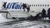 В России пассажирский авиалайнер с 94 людьми на борту "сел на брюхо" при жесткой посадке. ВИДЕО+ФОТОрепортаж