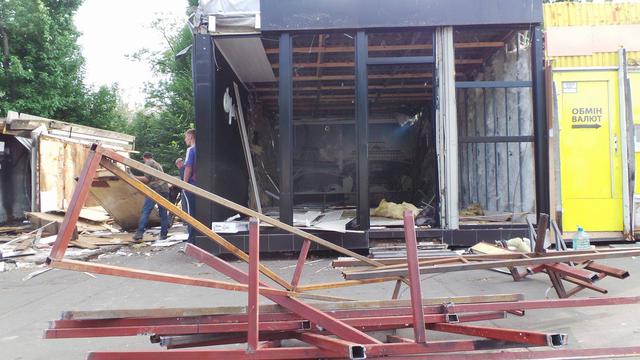 На Контрактовій площі в Києві продовжують демонтувати МАФи 11 На Контрактовій площі в Києві продовжують демонтувати МАФи 11