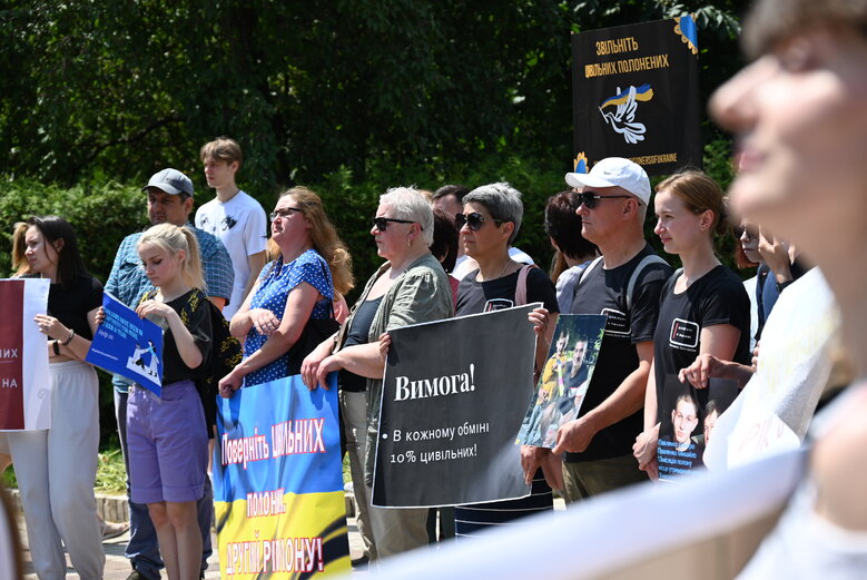 На акції в Києві вимагали визволити цивільних заручників Росії 08