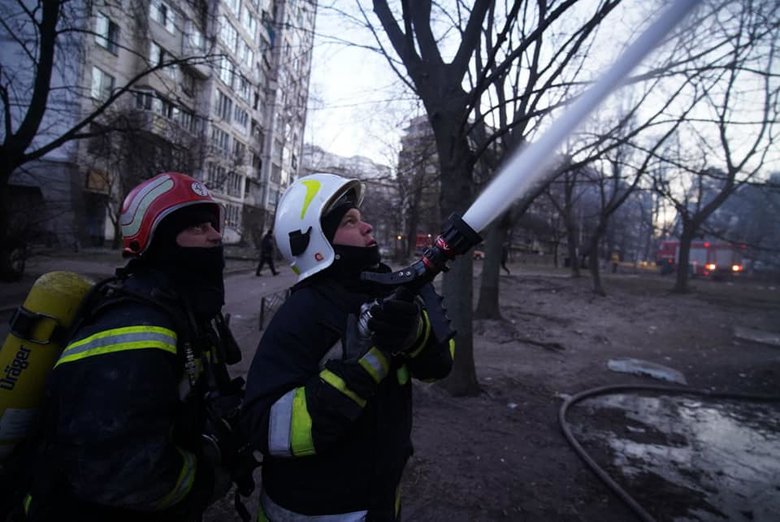 Внаслідок влучання боєприпасу значні руйнування 16-поверхового будинку в Святошинському районі Києва. Спалахнула пожежа, двоє загиблих, - ДСНС 06