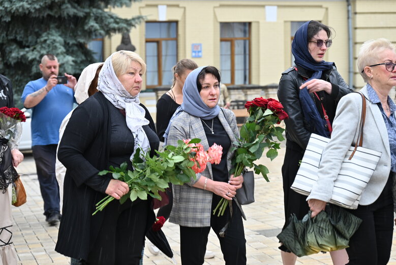 Із бойовим медиком Євгеном Бешлягою, який загинув під Бахмутом під час здійснення евакуаційної місії, попрощалися у Києві 46