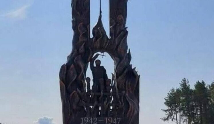 Пам’ятник жертвам Волинської трагедії пошкодили у Польщі: вандали написали "Слава УПА". ФОТО