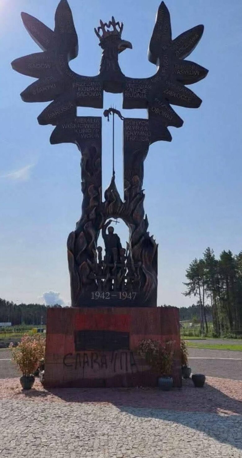 У Польщі невідомі пошкодили пам’ятник жертвам Волинської трагедії