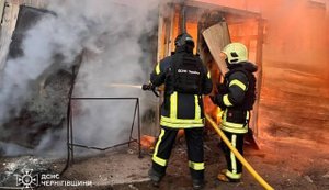 Доба на Чернігівщині: росіяни обстріляли енергооб’єкти та промисловості, двоє загиблих. ФОТОрепортаж