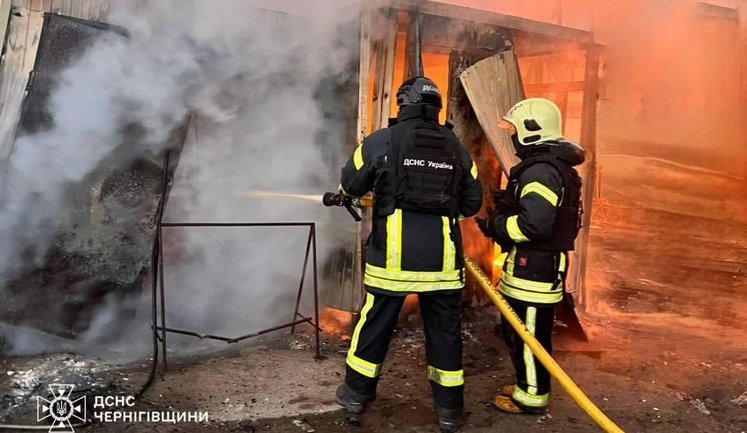 Доба на Чернігівщині: росіяни обстріляли енергооб’єкти та промисловості, двоє загиблих. ФОТОрепортаж