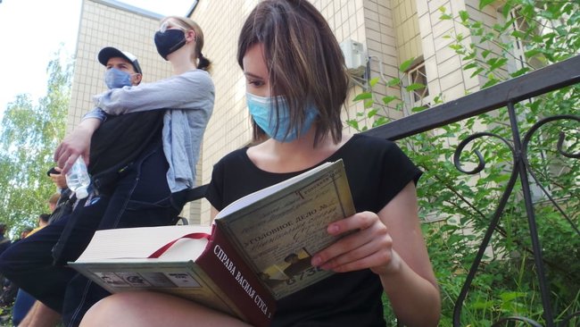 Суд продолжил рассмотрение иска Медведчука о запрете продажи книги о Стусе: под зданием суда проходит акция протеста 20