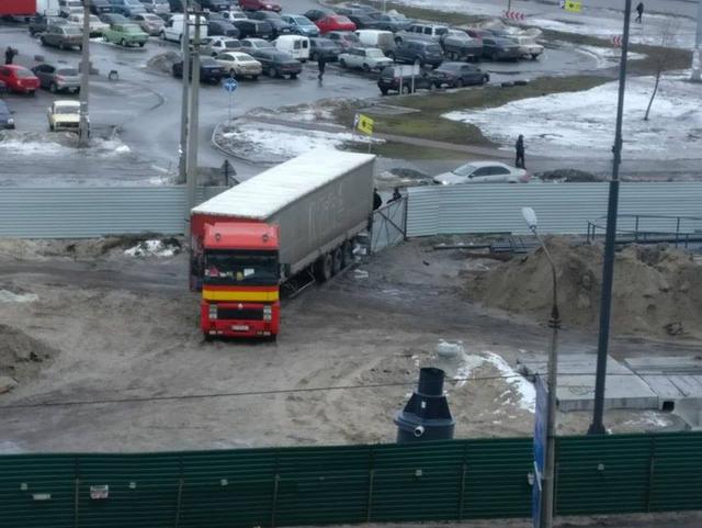 Жители Дарницкого района протестуют против строительства АЗС возле их домов 03