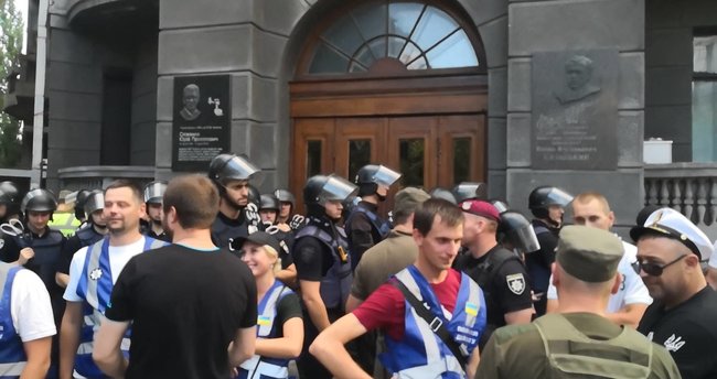 Автомобиль нардепа Павла Пинзеника сбил человека во время перекрытия протестующими дорог возле Верховной Рады 07