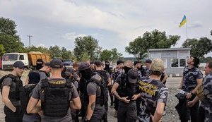 "Національні дружини" заблокували незаконний піщаний кар'єр, який охороняло ГО "Східний корпус", кар'єр узято під охорону поліції.. ФОТОрепортаж