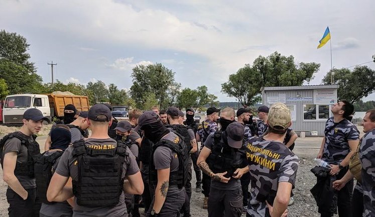 "Національні дружини" заблокували незаконний піщаний кар'єр, який охороняло ГО "Східний корпус", кар'єр узято під охорону поліції.. ФОТОрепортаж