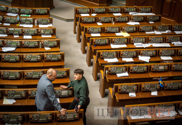 Як минув день у Раді: правоохоронці в сесійній залі, Фейсбук Литвина і Савченко, яка затрималася після засідання 16 Як минув день у Раді: правоохоронці в сесійній залі, Фейсбук Литвина і Савченко, яка затрималася після засідання 16