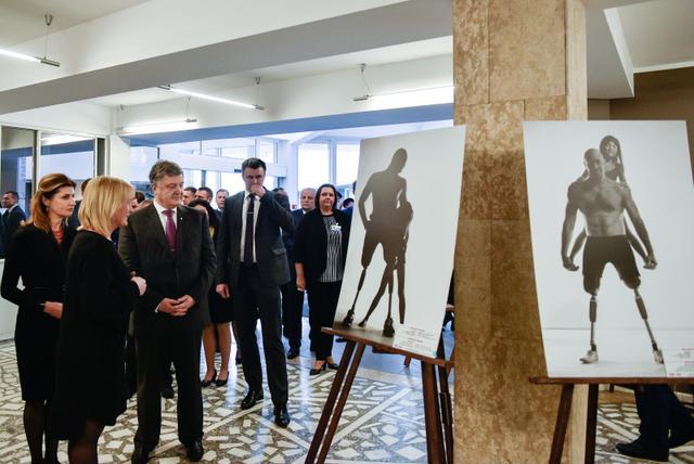 Poroshenko visits Ukrainian military in Latvias rehabilitation center Vaivari 04