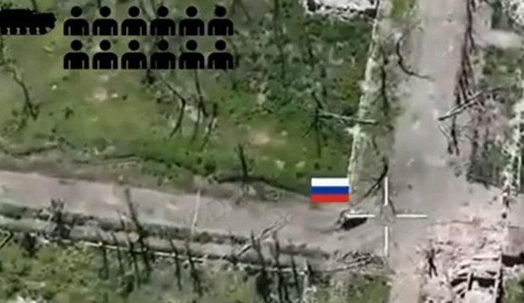 Близько десятка російських штурмовиків на БМП заїжджають у Часів Яр і гинуть на першому перехресті під ударами дронів. ВIДЕО