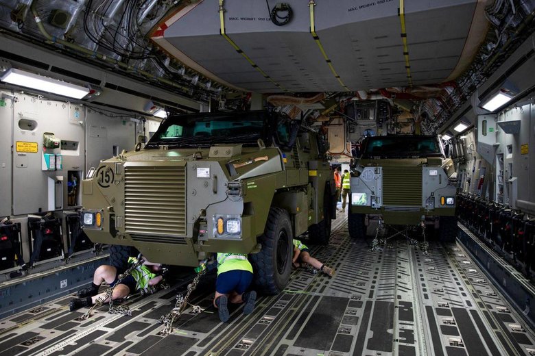 Австралия передала Украине 20 бронетранспортеров Bushmaster 08