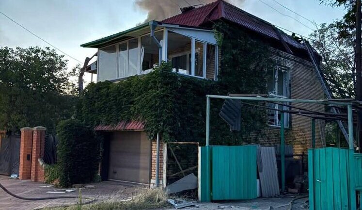 Вечером враг дважды обстрелял Славянск в Донецкой области, ранена женщина. ФОТОРЕПОРТАЖ