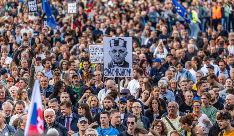 "С нас хватит Фицо": в Словакии прошли антиправительственные протесты. ФОТО
