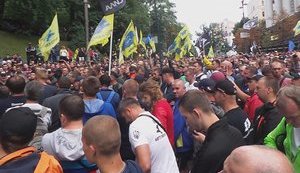 Участники акции протеста - владельцы "евроблях" остаются ночевать под Кабмином. ВИДЕО+ФОТОрепортаж