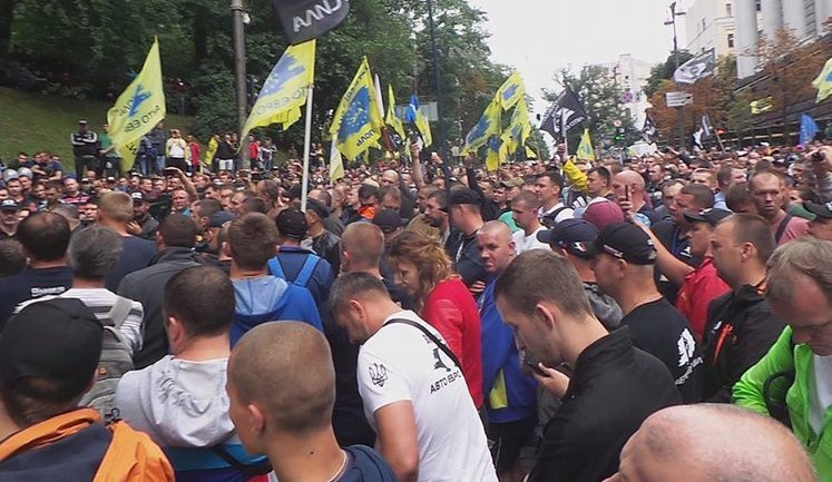 Участники акции протеста - владельцы "евроблях" остаются ночевать под Кабмином. ВИДЕО+ФОТОрепортаж