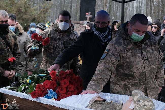 Із загиблим на Донбасі воїном 10-ї ОГШБр Кирилом Биковським попрощалися в Кропивницькому 12