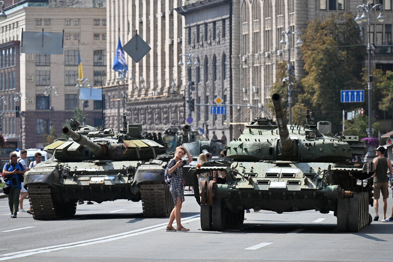 Выставка уничтоженной военной техники РФ на столичном Крещатике 01