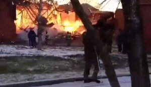 В российском городе Шали сгорел штаб 70-го гвардейского мотострелкового полка. ВИДЕО