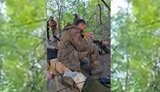 Російський полонений їсть з ножа консерви у польовому таборі українських військових: &#34;Не, я воевать больше не пойду&#34;. ВIДЕО