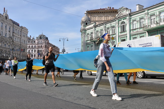 Найбільший прапор України пронесли центром Києва 06