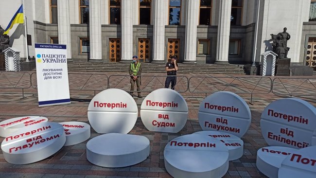 Сколько еще терпеть?: тяжелобольные пациенты пикетируют Раду с требованием легализовать медицинский каннабис 05