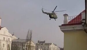В Чернигове вертолет посадили на центральной площади города, чтобы забрать генерала с торжества. ВИДЕО