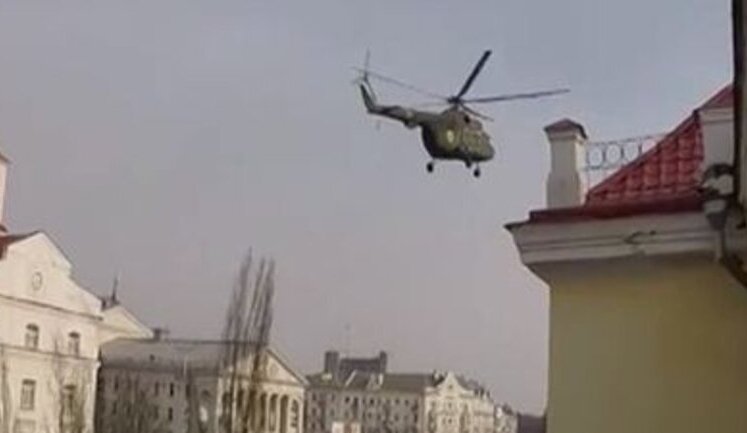 В Чернигове вертолет посадили на центральной площади города, чтобы забрать генерала с торжества. ВИДЕО