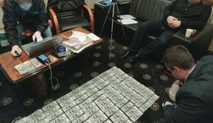 НАБУ затримало чиновника Держрезерву під час спроби дати хабар $40 тис. своєму начальнику за участь у корупційній схемі. ФОТОрепортаж
