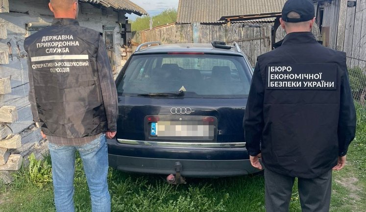 Cars for Ukraine’s Armed Forces imported as "humanitarian aid" sold in Volyn Oblast. PHOTO