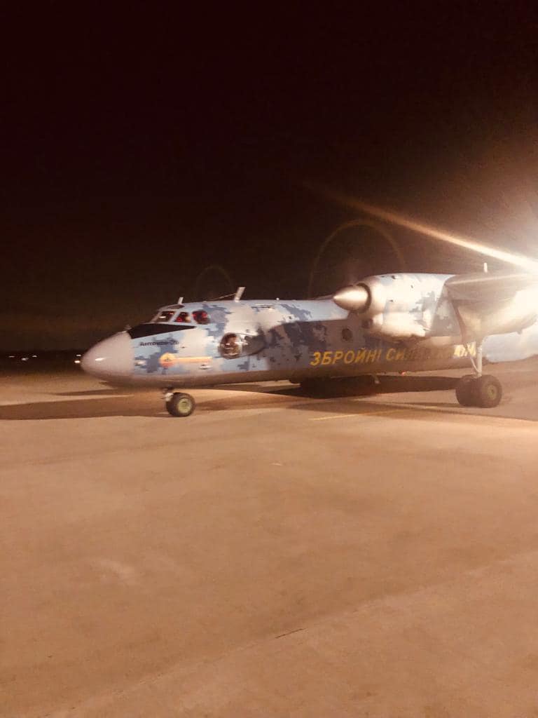Літак доставив допомогу від Латвії: боєприпаси та ПЗРК Stinger, - Резніков 01