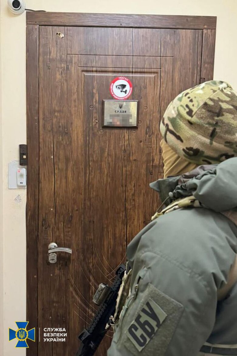 СБУ та НАБУ викрили у райсуді Одещини корупційну схему незаконного виїзду чоловіків за кордон: Суддя за хабарі допомагав ухилянтам 04