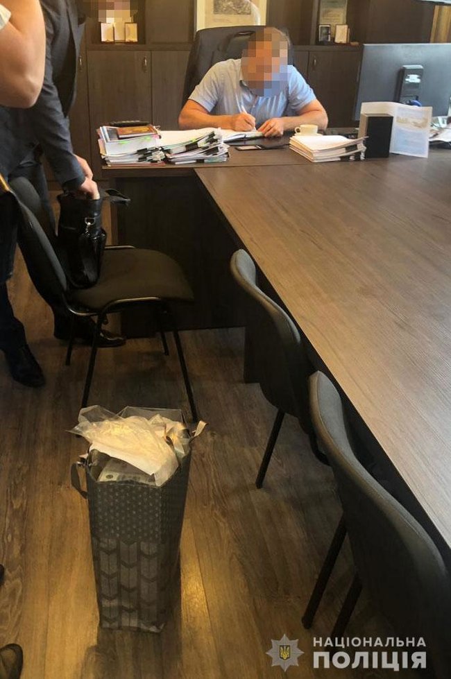 Two officials caught red-handed receiving $1.5 mln bribe 04