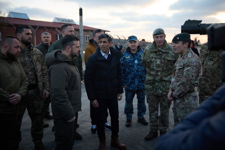 Zelenskyi and Sunak visit Ukrainian military training to drive Challenger 2 tanks 02