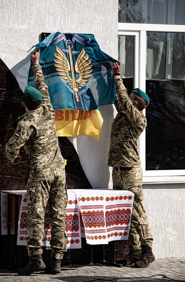 Меморіальну дошку загиблому в зоні ООС морпіху 36-ї ОБрМП Володимиру Бондарюку відкрили в Миколаївській області 09