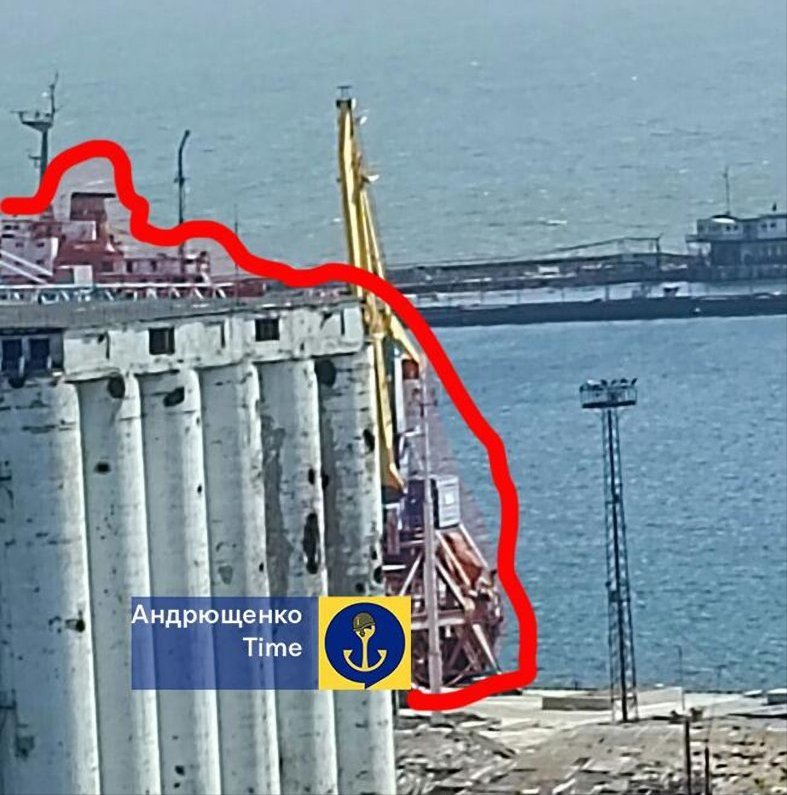 Россияне загружают в порту Мариуполя суда украденным зерном