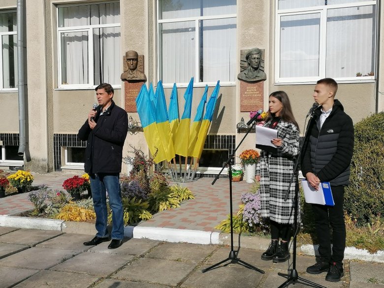 Барельєф загиблому на Донбасі українському воїну Сергію Барничу встановили в Калуші 04