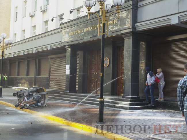 Під час мітингу під ГПУ проти екстрадиції в РФ Тумгоєва сталися сутички: мітингувальники бють вікна, їх у відповідь поливають водою зі шлангів 36