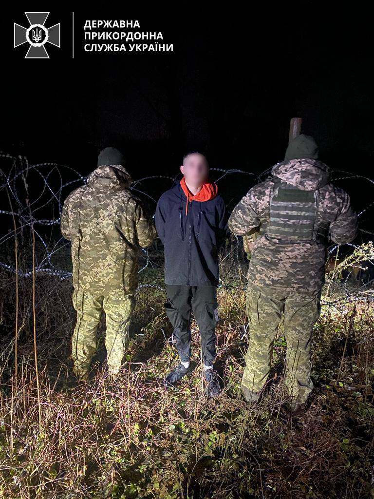 Четверо чоловіків намагалися дістатися Угорщини на гумовому човні, обклеєному пінопластом, - ДПСУ 02 Четверо чоловіків намагалися дістатися Угорщини на гумовому човні, обклеєному пінопластом, - ДПСУ 02